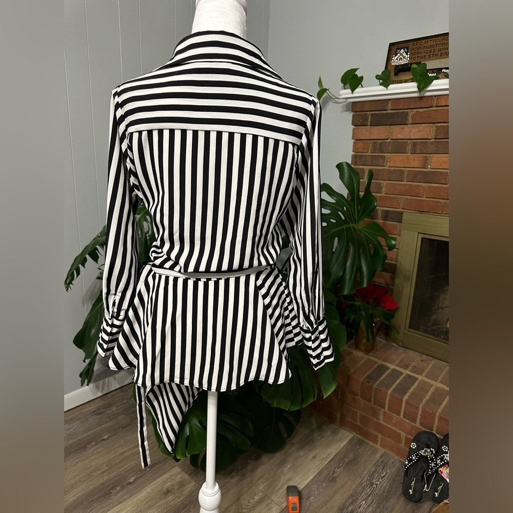 🛍️ Leo & Viola black and white striped unique wrap shirt excellent condition. - Picture 5 of 10